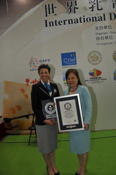 長城國際展覽有限責任公司總經理程楊接受吉尼斯認證官頒發的官方認證書